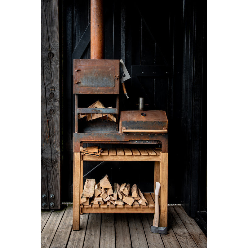 Weltevree_Outdooroven_XL_front view with logs and axe